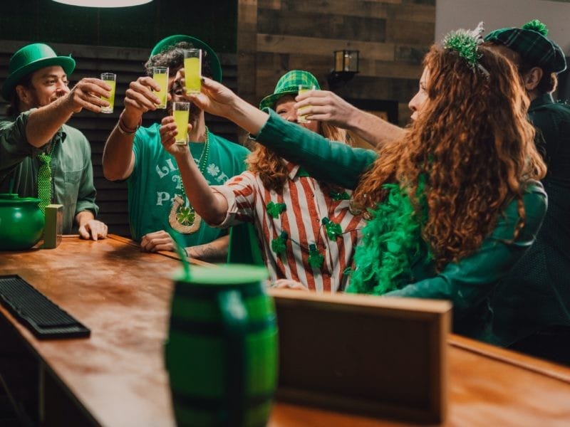 Saint Patrick's Day Gente brindando el día de San Patricio